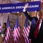 L’ancien président américain Donald Trump salue la foule après avoir annoncé qu’il était candidat à la présidence des Etats-Unis, à Mar-a-Lago, en Floride, le 15 novembre 2022.